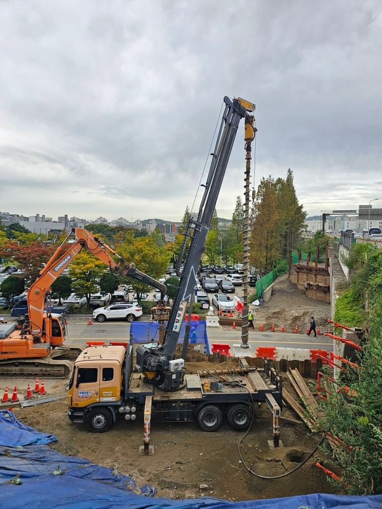 sheet pile 근입을 위한 암반천공